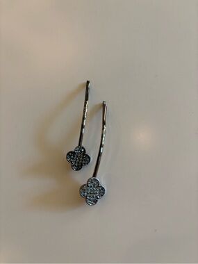 Sparkling Clover Drop Hairpins in Silver Metallic